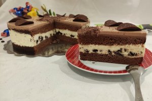 Desert tort cu blat din albusuri, mousse de oreo si cafea