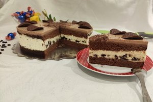 Desert tort cu blat din albusuri, mousse de oreo si cafea