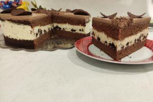 Desert tort cu blat din albusuri, mousse de oreo si cafea