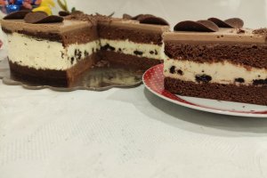 Desert tort cu blat din albusuri, mousse de oreo si cafea