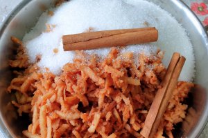 Desert prajitura cu gutui si crema cu lapte condensat caramelizat