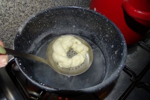 Covrigi cu mac si sare (opariti si copti)
