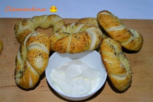 Covrigi cu mac si sare (opariti si copti)