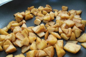 Desert briose cu mere caramelizate