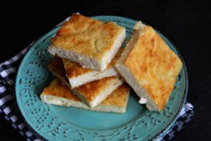 Aperitiv placinta turnata, cu branzeturi