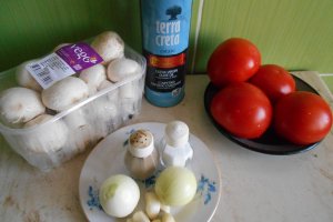 Mancare de ciuperci cu rosii