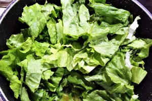 Supa de salata verde creata, cu galuscute si iaurt