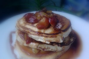 Pancakes cu prune trase în caramel