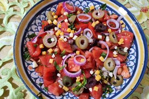 Salata de rosii cu masline si branza Cheddar