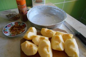 Desert clafoutis cu mere si stafide