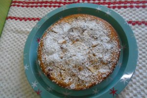 Desert clafoutis cu mere si stafide