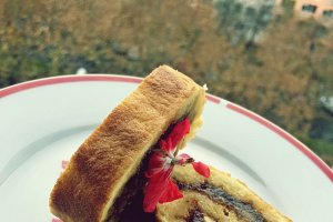 Desert rulada cu dulceata de pere si nuci