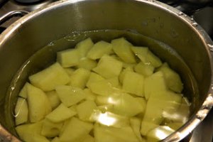 Macrou copt, cu cartofi natur si sos de usturoi cu iaurt
