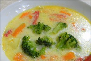 Supa de broccoli cu cartofi si smantana