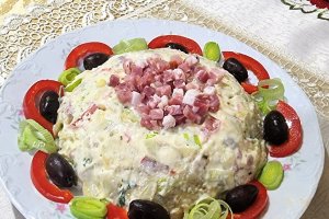 Salata de fasole verde cu bacon, cartofi si iaurt