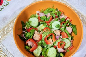 Salata cu file de somon salbatic