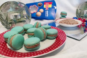 Desert macarons cu ganache de ciocolata cu aroma expresso si rom