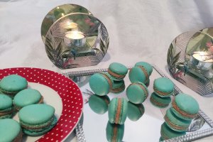 Desert macarons cu ganache de ciocolata cu aroma expresso si rom