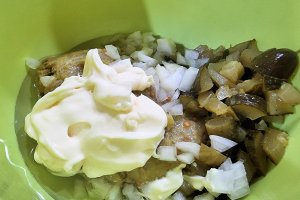 Salata de vinete cu maioneza si castraveti murati
