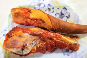 Ciorba de salata verde, ciuperci si codita de purcel afumata, cu smantana
