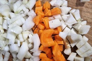 Ciorba de salata verde, ciuperci si codita de purcel afumata, cu smantana