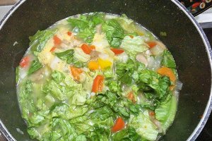 Ciorba de salata verde, ciuperci si codita de purcel afumata, cu smantana