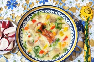 Ciorba de salata verde, ciuperci si codita de purcel afumata, cu smantana