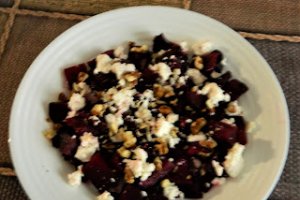 Salata de sfecla coapta cu branza de capra si nuci