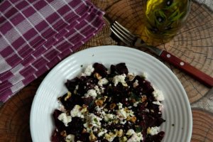Salata de sfecla coapta cu branza de capra si nuci