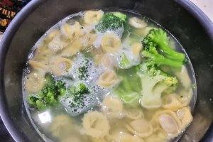 Cappellatti cu pui si broccoli