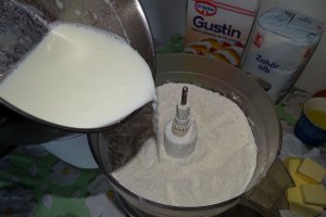 Desert melci cu crema de vanilie si stafide