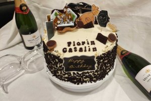 Desert tort aniversar cu ciocolata si crema Bailey's