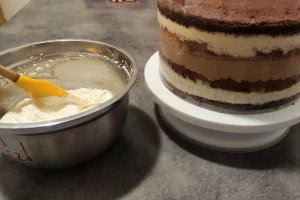 Desert tort aniversar cu ciocolata si crema Bailey's