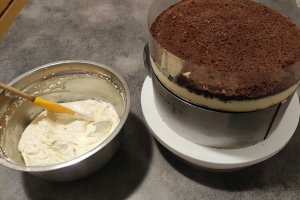 Desert tort aniversar cu ciocolata si crema Bailey's