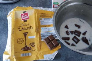 Desert tort aniversar cu ciocolata si crema Bailey's