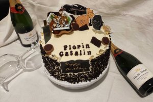 Desert tort aniversar cu ciocolata si crema Bailey's