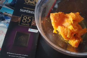 Desert prajitura cu ciocolata, piureu de dovleac si afine