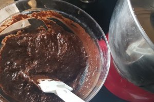 Desert prajitura cu ciocolata, piureu de dovleac si afine