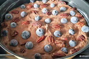 Desert prajitura cu ciocolata, piureu de dovleac si afine