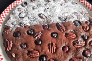 Desert prajitura cu ciocolata, piureu de dovleac si afine