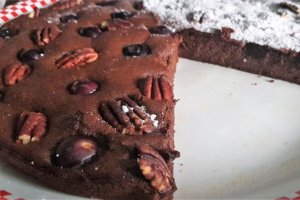 Desert prajitura cu ciocolata, piureu de dovleac si afine