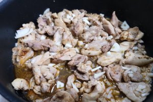Pui cu ciuperci brune si sos de rosii