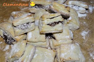 Desert carticele-osanzele cu gem de prune si nuca
