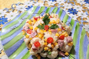 Salata cu sunca, porumb dulce si conopida