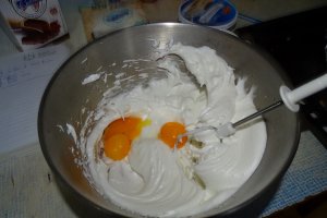 Desert tort cu iaurt, mascarpone si piersici