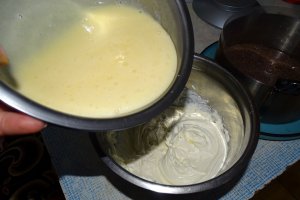 Desert tort cu iaurt, mascarpone si piersici