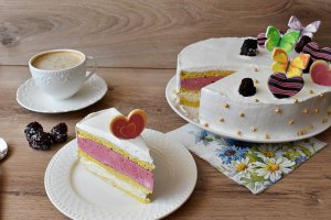 Desert tort cu ciocolata alba si crema de mure cu iaurt