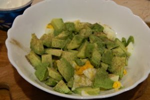Salata de oua cu avocado si porumb