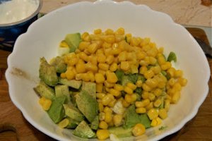 Salata de oua cu avocado si porumb