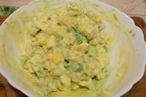 Salata de oua cu avocado si porumb